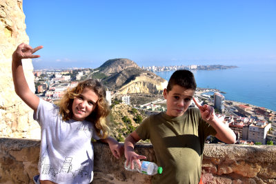 kasteel, Alicante, tram, blauwe lucht, zee, zon, kinderen